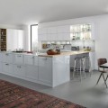 Белая глянцевая кухня в современном интерьере