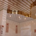 Зеркальный потолок в дизайне ванной комнаты