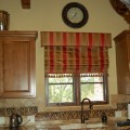Римские шторы в интерьере кухни – практичная эстетика