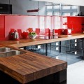 Дизайнерские приемы для красно-черной кухни
